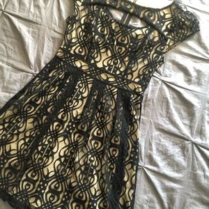 Xs keyhole dress lace black and tan/cream